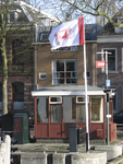 902873 Gezicht op het sluiswachtersgebouwtje op de Bemuurde Weerd O.Z. te Utrecht, bij de Weerdsluis, met daarvoor een ...